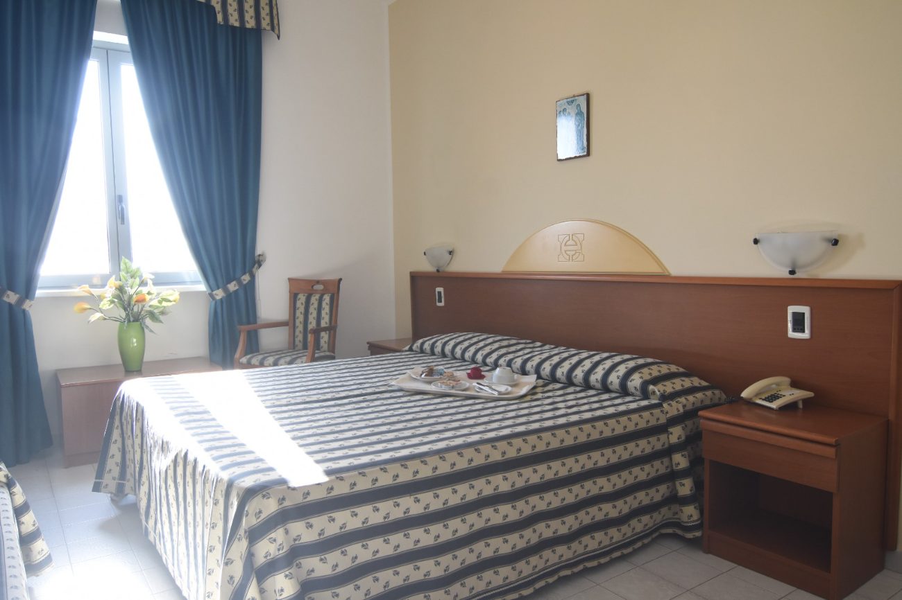 Camera dell'Eurolido con letto matrimoniale, armadio e comodini