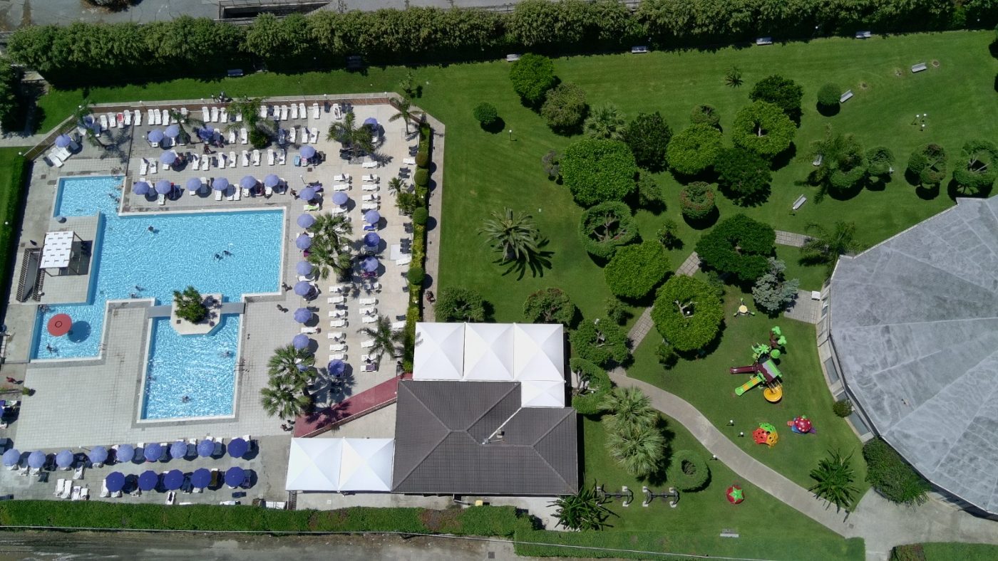 Il giardino dell'Eurolido con l'area giochi, visto dall'alto