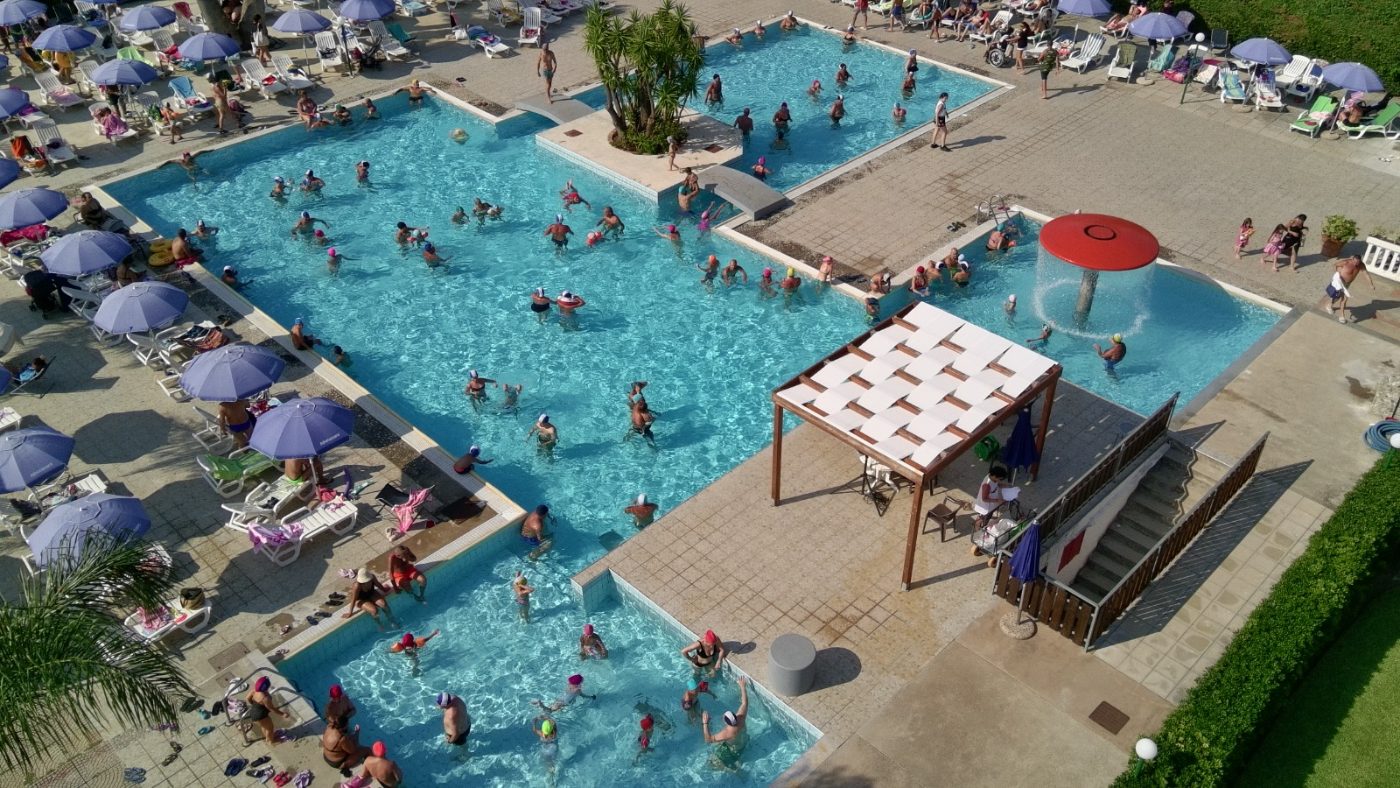 La piscina dell'Eurolido vista dall'alto, con la vasca per i più piccoli