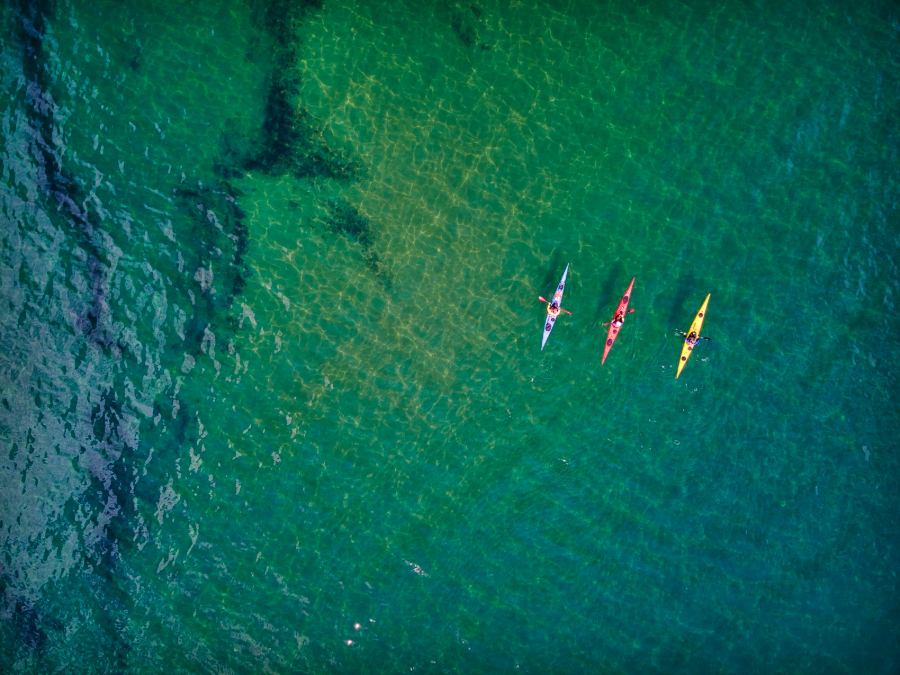 Canoe in mare viste dall'alto