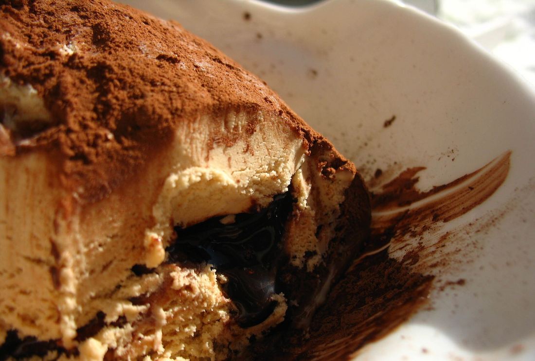 Tartufo di Pizzo tagliato, con il cuore di cioccolato fuso